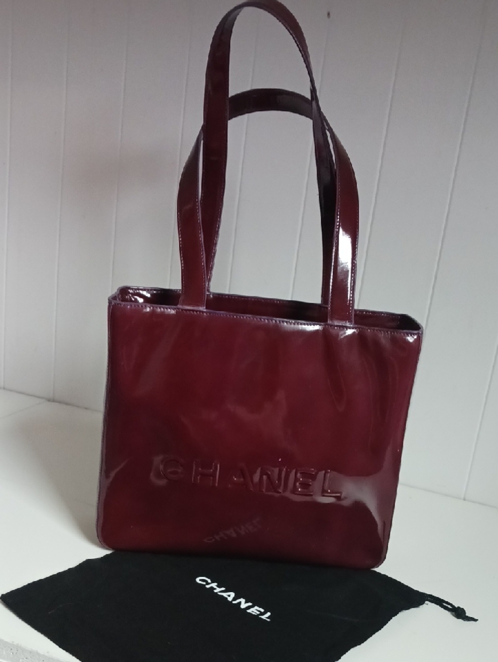CHANEL WINE PATENT SMALL TOTE BAG.